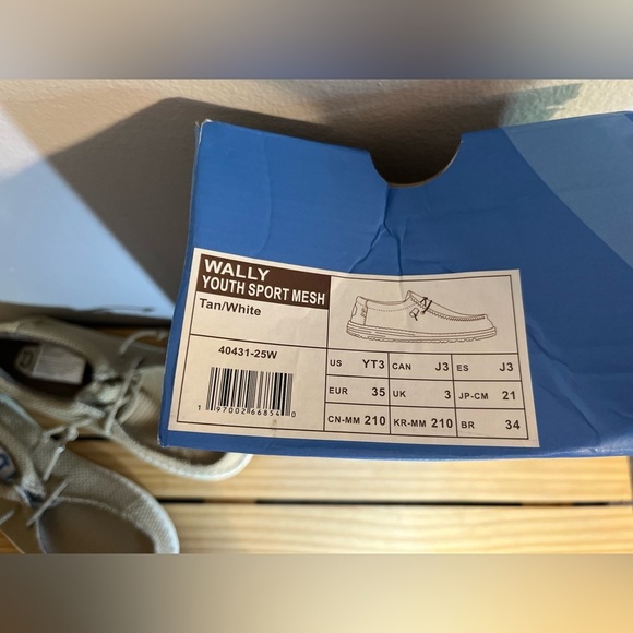 Hey Dude NWB Wally Sport Mesh Tan/White Kids Shoes Size 3 - Picture 4 of 4